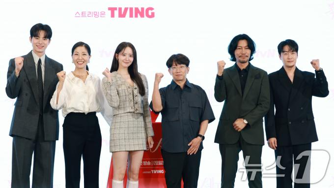 배우 이채민(왼쪽부터)과 서이숙, 임운아, 장태유 감독, 최귀화, 오의식이 19일 오후 서울 구로구 더세인트에서 열린 tvN 새 토일드라마 '폭군의 셰프' 제작발표회에 참석해 포즈를 취하고 있다. '폭군의 셰프'는 최고의 순간 과거로 타임슬립한 셰프(임윤아 분)가 최악의 폭군이자 절대 미각의 소유자인 왕(이채민 분)을 만나며 벌어지는 서바이벌 판타지 로맨틱 코미디이다. 2025.8.19/뉴스1 ⓒ News1 권현진 기자