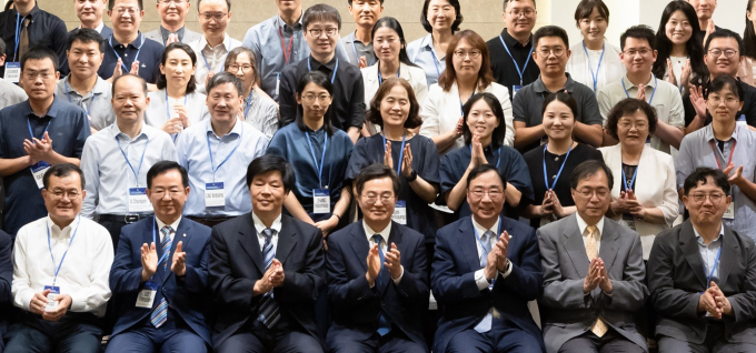 19일 연세대에서 개막한  '제19회 국제 사회보장 학술대회' 참석한 김동연 경기도지사(앞줄 왼쪽에서 네 번째)와 동아시아 학자들이 기념 촬영하고  있다. /사진=경기도 