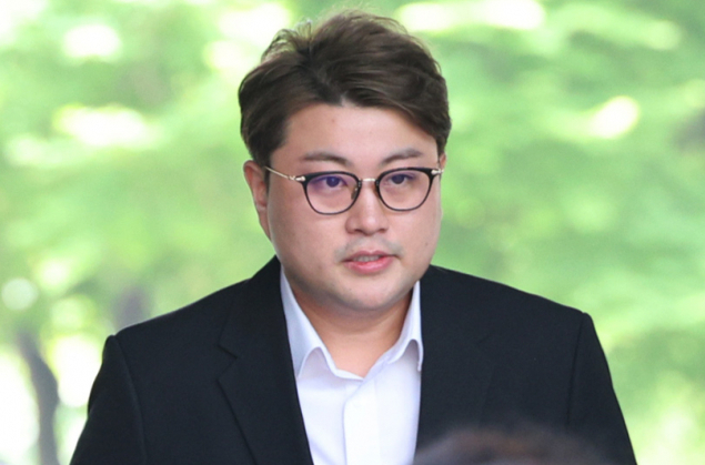 음주운전 뺑소니 사로 징역 2년6개월을 선고받 수감 생활 중인 트로트 가수 김호중이 민간 교도소로 이감됐다.사진은 지난해 5월 서울중앙지방법원으로 들어선 음주 운전 뺑소니 등의 혐의로 구속 영장이 청구된 트로트 가수 김호중. /사진=스타뉴스