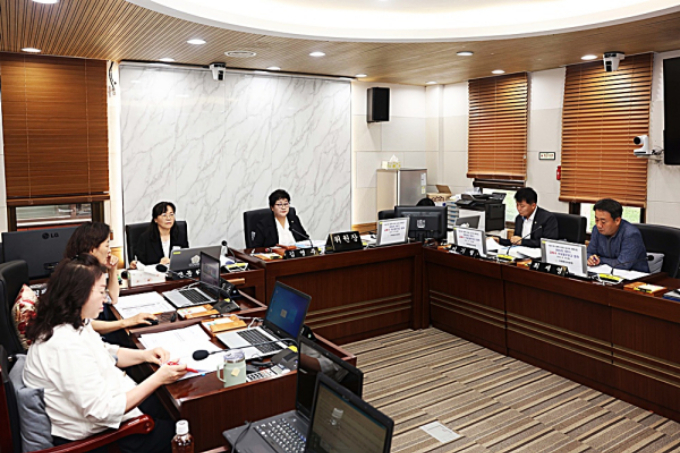 평택시의회 기획행정위원회가 19일 제257회 임시회 폐회중 제5차 회의를 열고, 지난달 28일자로 신설된 교육국의 2025년 주요업무 보고를 청취하고 있다. /사진제공=평택시의회