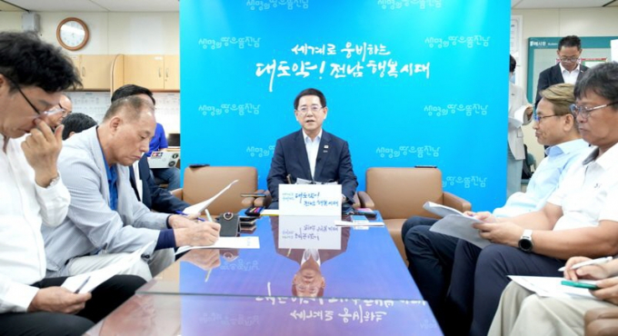 김영록 전남도지사가 19일 도청 기자실에서 기자간담회를 열고 "새 정부' 5극 3특' 균형 발전 전략에 발맞춘 광주전남 특별지방자치단체, 석유화학 철강산업 위기 극복 등에 도정을 집중할 계획"이라고 밝히고 있다./사진=전남도