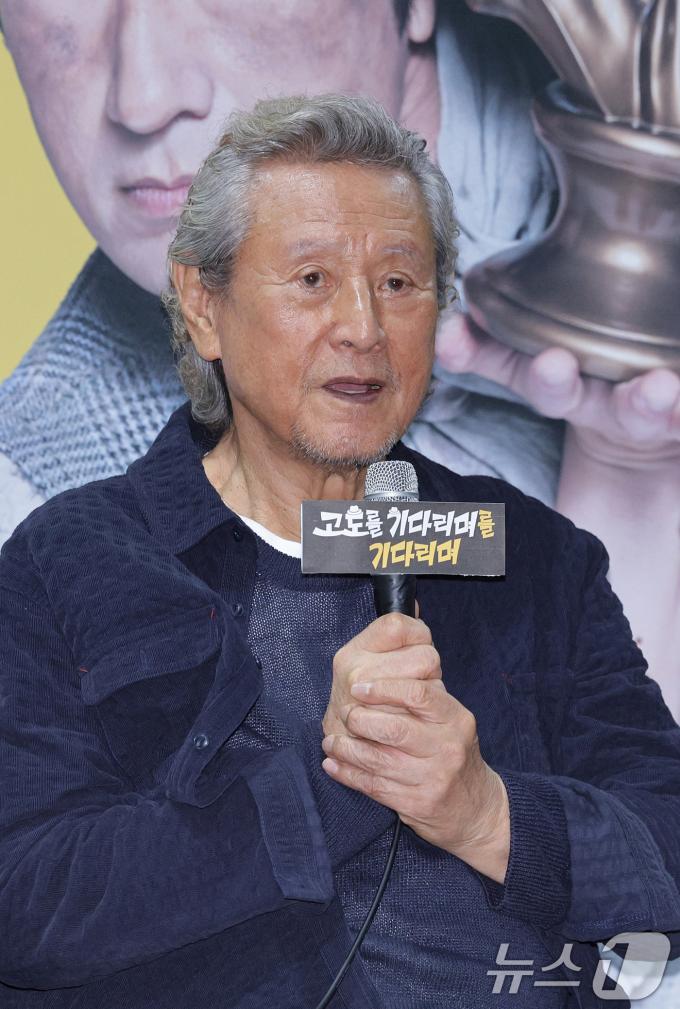 배우 박근형이 19일 오후 서울 종로구 예스24스테이지에서 열린 연극 '고도를 기다리며를 기다리며' 기자간담회에서 발언하고 있다. 2025.8.19/뉴스1 ⓒ News1 신웅수 기자