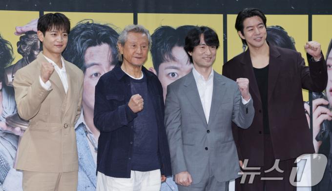 배우 최민호(왼쪽부터), 박근형, 김병철, 이상윤이 19일 오후 서울 종로구 예스24스테이지에서 열린 연극 '고도를 기다리며를 기다리며' 기자간담회에서 포즈를 취하고 있다. 2025.8.19/뉴스1 ⓒ News1 신웅수 기자