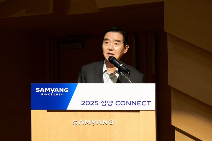 김윤 삼양그룹 회장이 19일 판교 삼양디스커버리센터에서 열린 ‘2025년 삼양 커넥트' 행사에서 인사말을 하고 있다. / 사진=삼양그룹