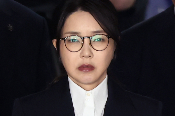 김건희 특검팀이 김건희 여사를 오는 21일 재소환한다. 사진은 윤석열 전 대통령 부인 김건희 여사가 지난 12일 오후 서울 서초구 서울중앙지법에서 열린 구속 전 피의자 심문(영장실질심사)를 마치고 나오고 있는 모습. /사진=뉴스1