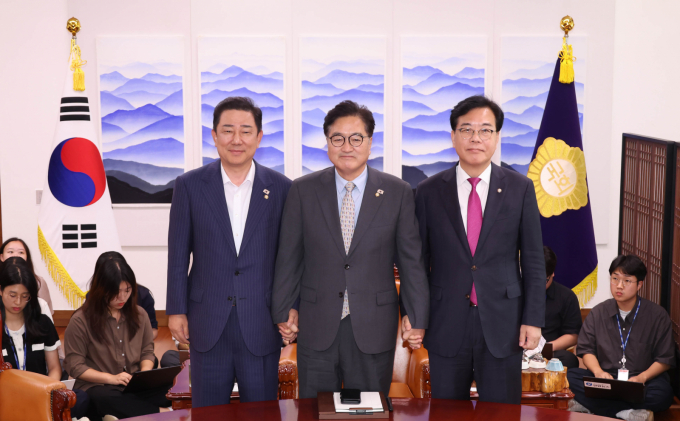 여·야가 국회 본회의 개최 일정을 조정했다. 사진은 우원식 국회의장(가운데)과 김병기 더불어민주당 원내대표(왼쪽), 송언석 국민의힘 비상대책위원장 겸 원내대표가 지난 19일 서울 여의도 국회에서 국회의장 주재 여·야 원내대표 회동을 한 모습. /사진=뉴시스