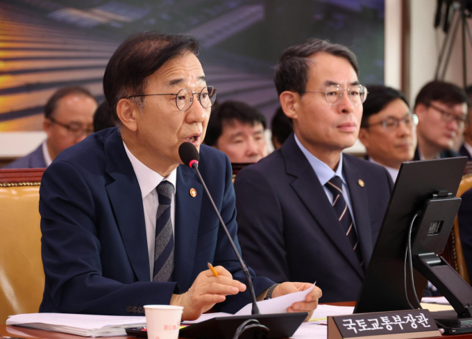 김윤덕 국토교통부장관이 19일 서울 여의도 국회에서 국토교통위원회 전체회의에 출석해 의원 질의에 답하고 있다. /사진=뉴시스 김금보 기자