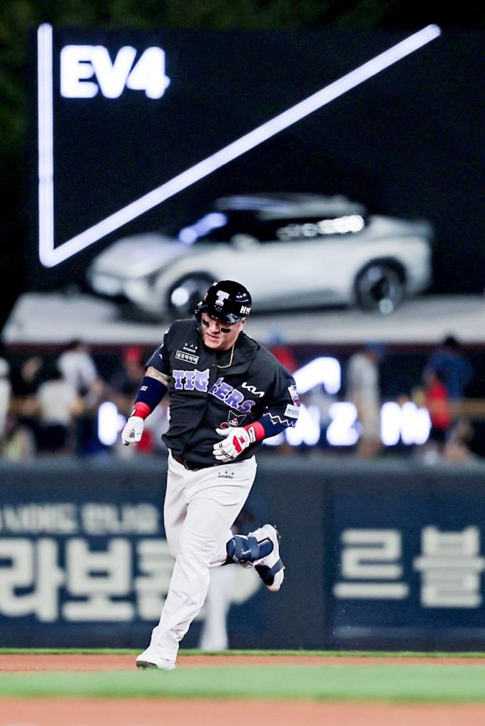 최형우가 4회말 기아 홈런존을 직격하는 홈런을 쳐낸 후 베이스를 돌고 있다. (KIA 타이거즈 제공)