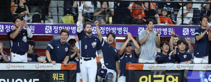 19일 대전 한화생명볼파크에서 열린 프로야구 '2025 신한 SOL 뱅크 KBO리그' 한화이글스 대 두산베어스 경기에서 9회초 두산 이유찬이 정수빈 내야땅볼에 홈에서 세이프 되며 경기를 6대5 역전, 환호하고 있다. ⓒ News1 김기남 기자