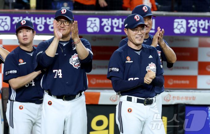 19일 대전 한화생명볼파크에서 열린 프로야구 '2025 신한 SOL 뱅크 KBO리그' 한화이글스 대 두산베어스 경기에서 두산이 역전승을 거두며 조성환 감독대행이 환한 미소를 짓고 있다. 2025.8.19/뉴스1 ⓒ News1 김기남 기자