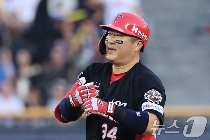 27일 오후 서울 잠실야구장에서 열린 프로야구 '2025 신한 SOL뱅크 KBO 리그' KIA와 LG의 경기 4회초 KIA 공격 무사 1, 2루 상황에서 최형우가 적시타를 친 후 미소짓고 있다. 2025.6.27/뉴스1 ⓒ News1 신웅수 기자