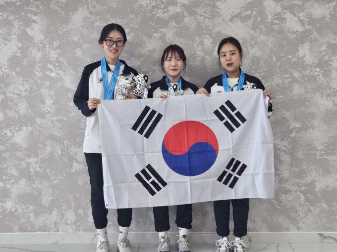 아시아사격선수권대회 공기권총 여자 일반부에서 은메달을 차지한 왼쪽부터 양지인(한국체대), 유현영(KB국민은행), 김보미(부산시청).(대한사격연맹 제공)