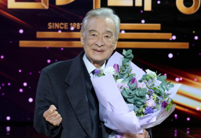 배우 이순재 측이 건강이상설을 일축했다. 사진은 지난 1월 KBS 2TV에서 방송된 '2024 KBS 연기대상'에서 대상을 받은 배우 이순재. /사진=KBS 제공