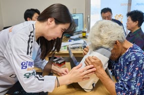 대웅제약이 의료 접근성이 떨어지는 지역에서 의료봉사를 진행했다. 사진은 AI(인공지능) 실명질환 진단 솔루션 위스키와 안저카메라 옵티나 제네시스를 활용해 안저 상태를 확인하는 대부도 주민. /사진=대웅제약