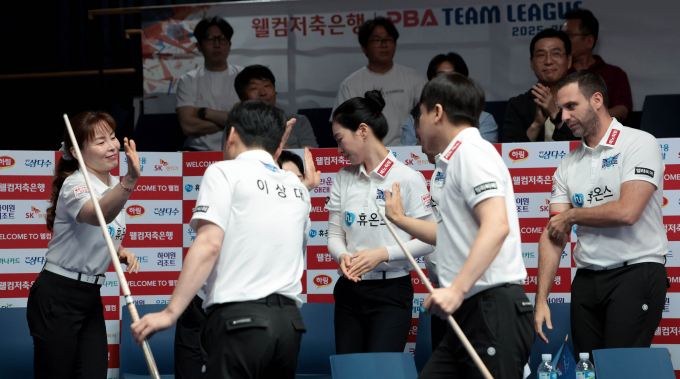 1라운드 최하위 휴온스가 2라운드 선두로 올라섰다. 사진은 지난 19일 경기 고양 킨텍스 PBA스타디움에서 열린 웰컴저축은행 PBA팀리그 2025-26 2라운드 대회 3일 차 우리금융캐피탈과의 경기에서 승리한 휴온스 선수단의 모습. /사진=프로당구협회(PBA) 제공