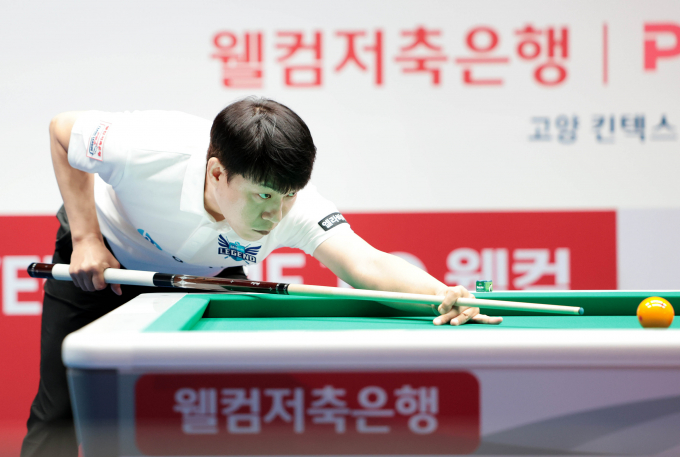 휴온스가 우리금융캐피탈을 잡고 2라운드 1위에 올라섰다. 지난 19일 경기 고양 킨텍스 PBA스타디움에서 열린 웰컴저축은행 PBA팀리그 2025-26 2라운드 대회 3일 차 우리금융캐피탈과의 경기에 출전한 휴온스 최성원의 모습. /사진=프로당구협회(PBA) 제공