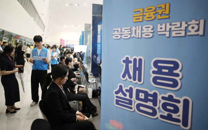 지난해 8월 21일 서울 동대문디자인플라자(DDP)에서 열린 2024 금융권 공동채용 박람회에서 구직자들이 면접을 보고 있다. /사진=뉴스1