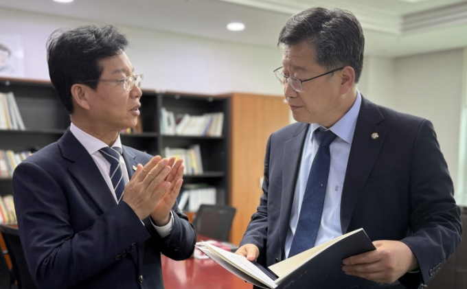 박병규 광산구청장(왼쪽)이 지난 6월 국회를 찾아 안호영 국회 환경노동위원장에게 지역 고용위기 극복을 위한 관심과 협조를 요청하고 있다./사진=광주시 광산구청