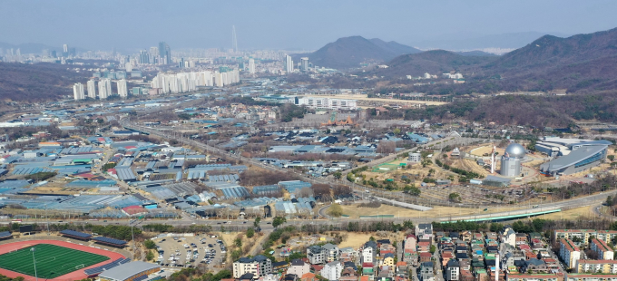 과천과천지구 전경. 사진 위 왼편이 서울지역 모습. /사진=과천시