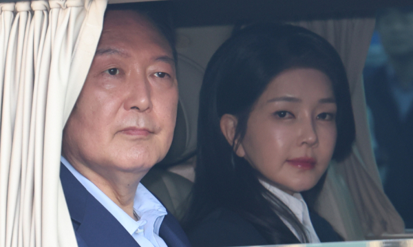 윤석열 전 대통령 부인 김건희 여사가 남편을 살리기 위해 죽을 각오도 있다는 뜻을 드러냈다. 사진은 윤석열 전 대통령과 김건희 전 여사가 지난 4월11일 오후 서울 용산구 대통령 관저에서 나와 차를 타고 사저로 향하고 있는 모습. /사진=뉴스1(공동취재단)