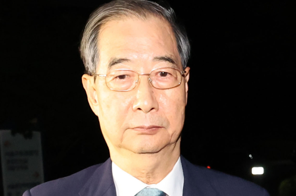조인석 내란특검팀이 오는 22일 한덕수 전 총리를 세 번째로 소환한다. 사진은 한덕수 전 국무총리가 20일 서울 서초구 서울고등검찰청에 마련된 조은석 내란특검 사무실에서 12.3 비상계엄 방조 등 혐의로 피의자 조사를 마친 뒤 귀가하고 있는 모습. /사진=뉴시스
