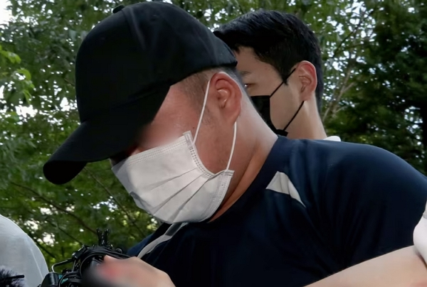 생후 2개월 아들을 숨지게 한 혐의로 기소된 친부에게 검찰이 중형을 구형했다. 사진은 2023년 7월26일 포착된 생후 57일 된 아들을 학대해 숨지게 한 혐의를 받는 친부 A씨 모습. /사진=뉴스1
