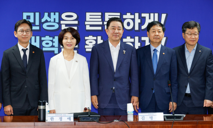 김병기 더불어민주당 원내대표와 구윤철 경제부총리 겸 기획재정부 장관 등이 20일 오전 서울 여의도 국회의원회관에서 열린 새정부 경제성장전략 당정협의에서 기념 촬영을 하고 있다. /사진=뉴스1
