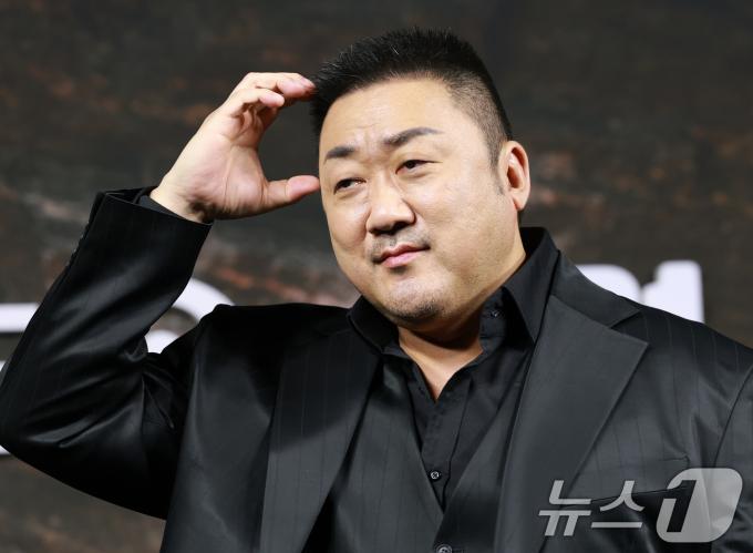 배우 마동석이 20일 오전 서울 중구 앰배서더 서울 풀만 호텔에서 열린 KBS 2TV 토일 미니시리즈 '트웰브' 제작발표회에 참석해 포즈를 취하고 있다. '트웰브'는 동양의 12지신을 모티브로 한 작품으로 인간을 수호하기 위해 인간의 모습으로 살아가고 있는 12천사들이 악의 무리에 맞서는 전투를 그린 액션 히어로물이다. 2025.8.20/뉴스1 ⓒ News1 권현진 기자