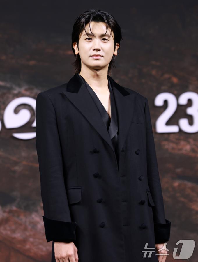 배우 박형식이 20일 오전 서울 중구 앰배서더 서울 풀만 호텔에서 열린 KBS 2TV 토일 미니시리즈 '트웰브' 제작발표회에 참석해 포즈를 취하고 있다. '트웰브'는 동양의 12지신을 모티브로 한 작품으로 인간을 수호하기 위해 인간의 모습으로 살아가고 있는 12천사들이 악의 무리에 맞서는 전투를 그린 액션 히어로물이다. 2025.8.20/뉴스1 ⓒ News1 권현진 기자