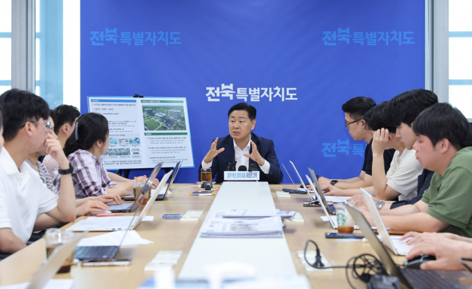 김관영 전북특별자치도지사가 20일 도청 기자회견실에서 '피지컬 AI 예타 면제 의결'과 관련해 기자간담회를 하고 있다./사진=전북도