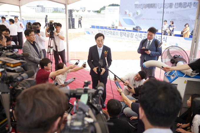 김동연 경기도지사가 20일 열린 TOK첨단재료㈜의 평택 포승공장 착공식 참석 후 현장 참석 기자들과 인터뷰를 진행하고 있다. /사진=김동우 기자