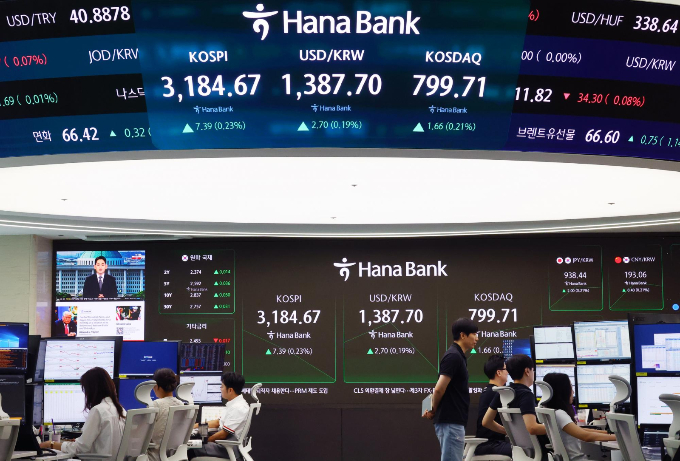 한국 증시 호조로 외국인이 더 큰 차익을 거두며 순대외금융자산이 감소했다. 사진은 지난 19일 서울 중구 하나은행 딜링룸에서 딜러들이 업무를 보는 모습. /사진=뉴시스