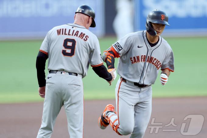 MLB 샌프란시스코 이정후(오른쪽)가 홈런을 친 뒤 3루 베이스를 돌고 있다. ⓒ AFP=뉴스1