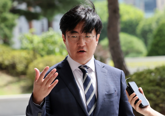 김성회 더불어민주당 의원이 20일 서울 서초구 서울고등검찰청에 마련된 내란특검 사무실에 참고인 신분으로 출석했다. 사진은 검찰에 출석한 김 의원이 취재진 질문에 답하는 모습. /사진=뉴시스