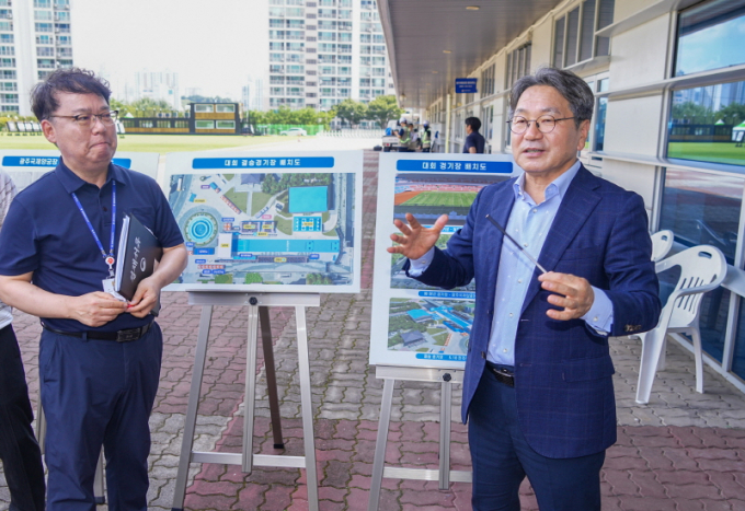 강기정 광주광역시장(오른쪽)이 20일 오전 2025 광주 세계양궁선수권대회를 앞두고 남구 광주국제양궁장을 찾아 성공개최를 위한 최종 시설점검을 하고 있다./사진=광주시