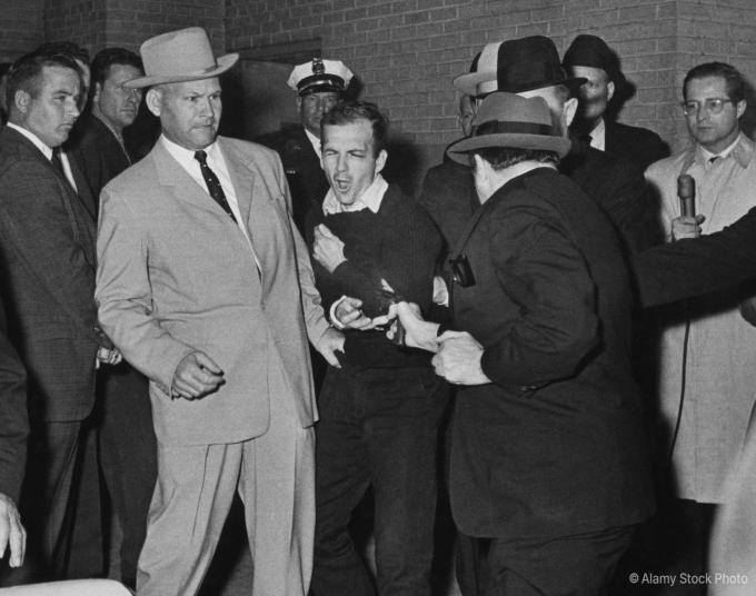 1964년 수상작, 잭 루비 오스왈드를 사살하다 (JACK RUBY SHOOTS LEE HARVEY OSWALD), 로버트 잭슨 Robert H. JacksonNov. 24, 1963, Dallas, Texas ⓒAlamy Stock Photo
