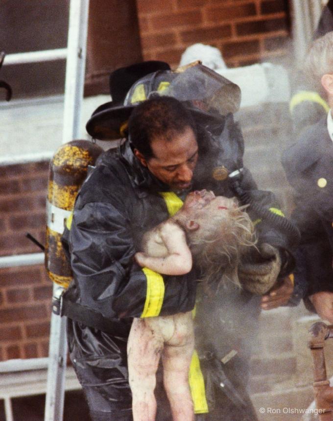 1989 Spot News 수상작, 생명을 불어넣다 (GIVING LIFE), 론 올슈웽거 Ron Olshwanger, Dec. 31, 1988, St. Louis, Mo. Photograph courtesy Ron Olshwanger
