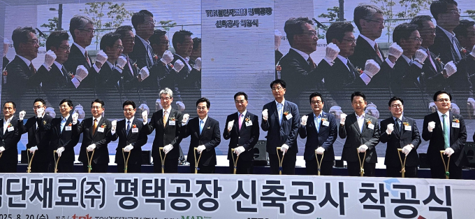 20일 평택 포승에서 열린 TOK첨단재료의 포레지스트 제조공장 착공식에서 김동연 경기도지사(왼쪽에서 7번째)와 참석자들이 시삽 후 힘찬 출발을 다짐하고 있다. /사진=김동우 기자