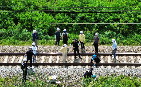 경북 청도군 경부선 철로 열차 사고와 관련해 기관사가 곧 경찰의 소환 조사를 받게 된다. 사진은 20일 오후 경북경찰청, 국립과학수사연구원, 항공철도사고조사위원회, 노동 당국 등 합동감식에 참여한 기관 관계자들이 경북 청도군 화양읍 삼신리 경부선 무궁화호 열차 사고 현장에서 합동감식을 진행하고 있는 모습. /사진=뉴스1