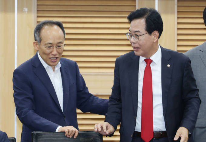 추경호 전 국민의힘 원내대표가 20일 자신의 페이스북에 계엄 해제 표결 방해 의혹이 억지 주장에 불과하다며 글을 올렸다. 사진은 지난달 21일 추경호 전 원내대표가 서울 여의도 국회 의원회관에서 열린 이재명 정부의 방송3법 저지를 위한 긴급토론회에서 송언석 국민의힘 비상대책위원장 겸 원내대표와 대화를 하고 있는 모습. /사진=뉴스1