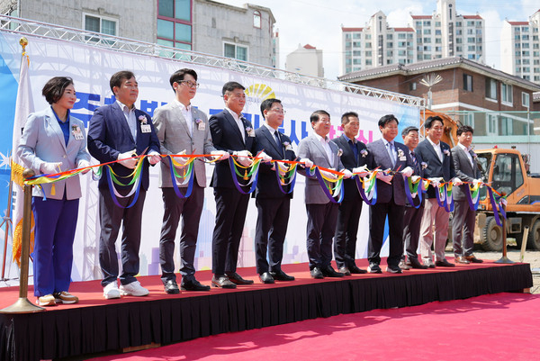 백경현 구리시장(오른쪽 여섯번째), 신동화 구리시의회 의장 등이 20일 토평동 979번지에서 개최된 '주차장 건립공사' 착공식에서 테이프 커팅을 하고 있다. /사진제공=구리도시공사