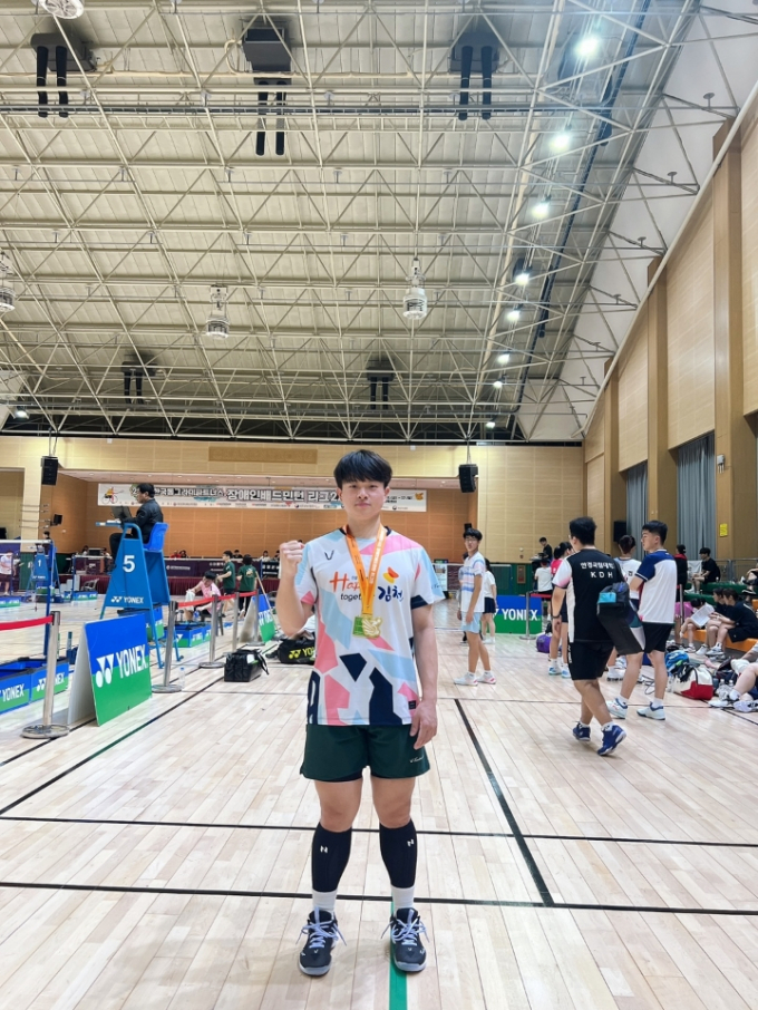 김천시청 배드민턴단 소속 윤종훈 선수가 지난 17일 열린 ‘2025 한국동그라미파트너스 장애인배드민턴리그 2차전’ 남자단식 DB(농아인) 부문에서 금메달을 획득하고 포즈를 취하고 있다./사진제공=김천시