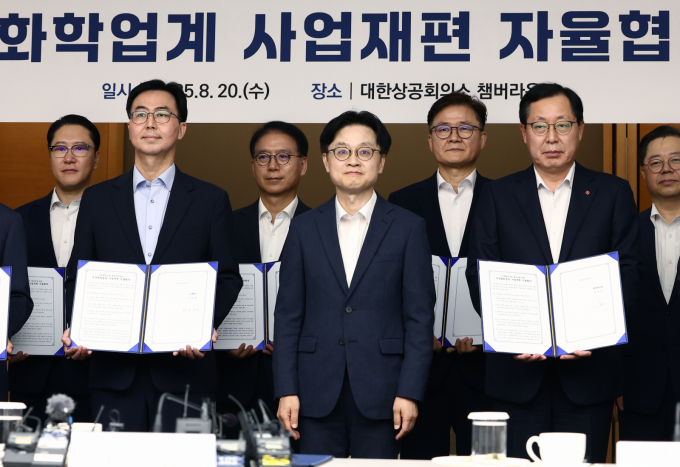 김정관 산업통상자원부 장관이 20일 오후 서울 중구 대한상공회의소에서 열린 석유화학업계 사업재편 자율협약식에서 이영준 롯데케미칼 사장, 김상민 LG화학 석유화학부문 본부장 등 참석자들과 협약서를 들고 기념촬영을 하고 있다. / 사진=뉴스1 김민지 기자 