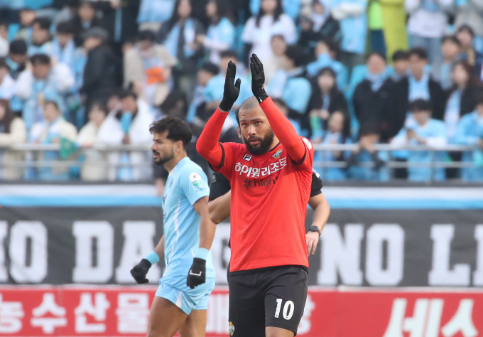 리그에서 아쉬운 성적을 낸 강원FC가 코리언컵 우승에 도전한다. 사진은 지난 2월16일 대구iM뱅크PARK에서 열린 하나은행 K리그1 2025 대구FC와 강원FC의 경기에서 득점을 터트린 가브리엘의 모습. /사진=뉴스1