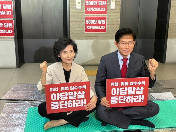 김문수 국민의힘 당 대표 후보 부인 설난영 여사가 남편의 농성장을 찾아 힘을 보탰다. 사진은 설난영 여사가 남편인 김문수 국민의힘 당 대표 후보의 농성장을 찾은 모습. /사진=뉴스1