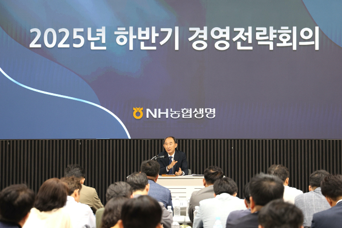 박병희 NH농협생명 대표가 지난 18~19일 하반기 경영전략회의를 열고 사업추진 방향을 논의했다. 사진은 박 대표가 이번 회의에서 임직원들을 독려하는 모습. /사진=NH농협생명