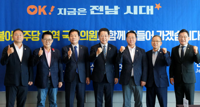 김영록 전남지사(왼쪽 네번째)가 20일 오전 서울 국민일보 백원홀에서 열린 '더불어민주당 전남도당-전남도 예산정책협의회'에 참석, 전남도당 주철현 위원장·김원이·김문수·문금주·박지원 국회의원(지역구 순), 강위원 경제부지사와 기념촬영을 하고 있다./전남도