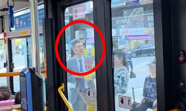 부산의 한 버스정류장에서 문형배 전 헌법재판소장 권한대행이 목격됐다. 사진은 부산의 한 버스정류장에서 목격된 문형배 전 헌법재판소장 권한대행의 모습. /사진=온라인 커뮤니티 캡처