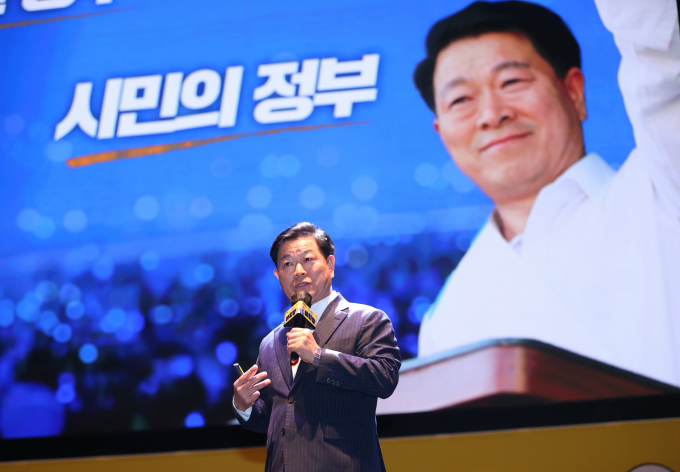 박승원 광명시장이 지난 6월 광명극장에서 열린 제6회 자치분권 포럼 '자치분권 아리랑'의 발표자로 나서 시민주권정부로 나아가고자 하는 포부를 밝히고 있다. /사진제공=광명시