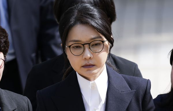 김건희 여사가 지난 2022년 대선 당시 통일교 측의 '대선 총동원' 이야기를 듣고 감사 인사를 전한 녹취를 특검팀이 확보했다. 사진은 김건희 여사가 서울중앙지법에서 열린 구속 전 피의자 심문(영장실질심사)를 마치고 나오는 모습. /사진=뉴스1